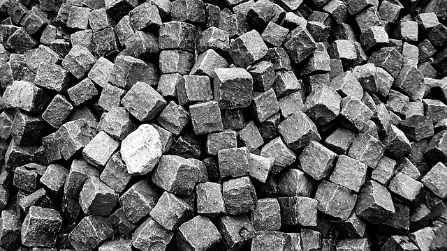 Bouwmaterialen ontmaskerd: een diepgaande kijk op soorten, duurzaamheid, kosten en milieu-impact